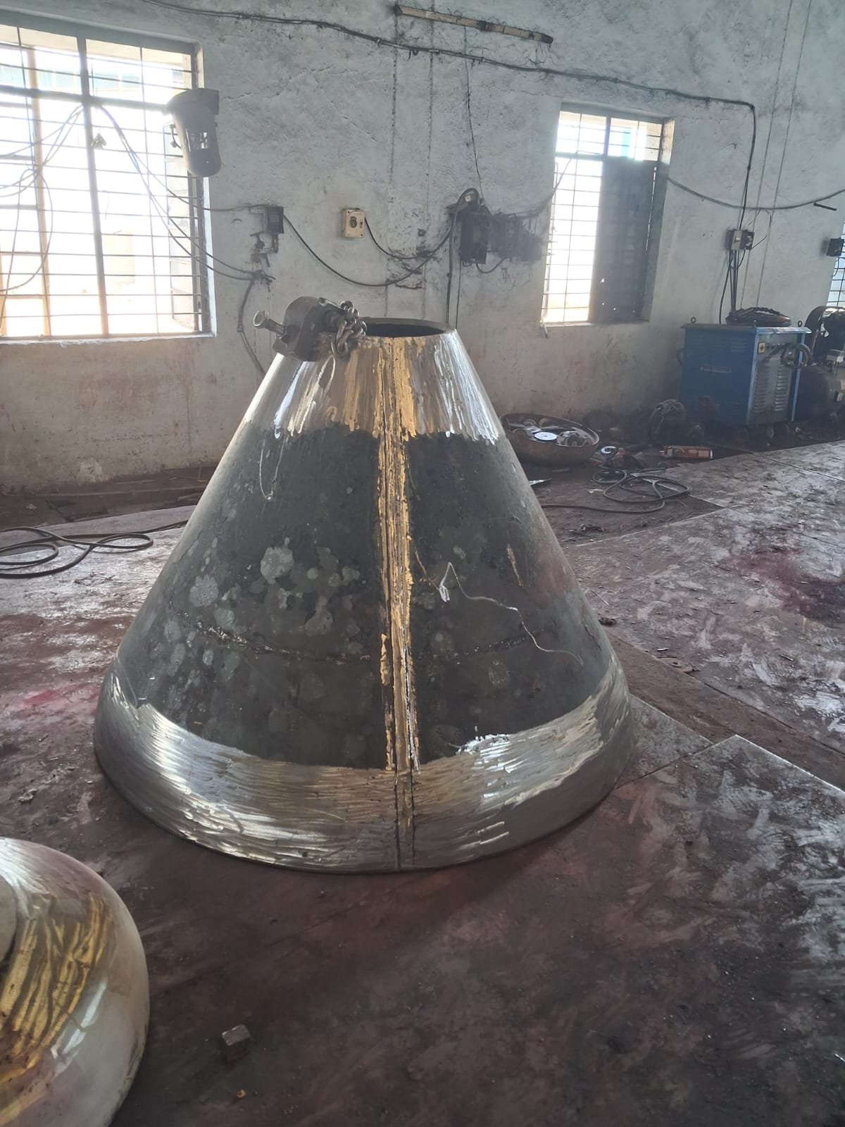 Conical dished end by petal construction