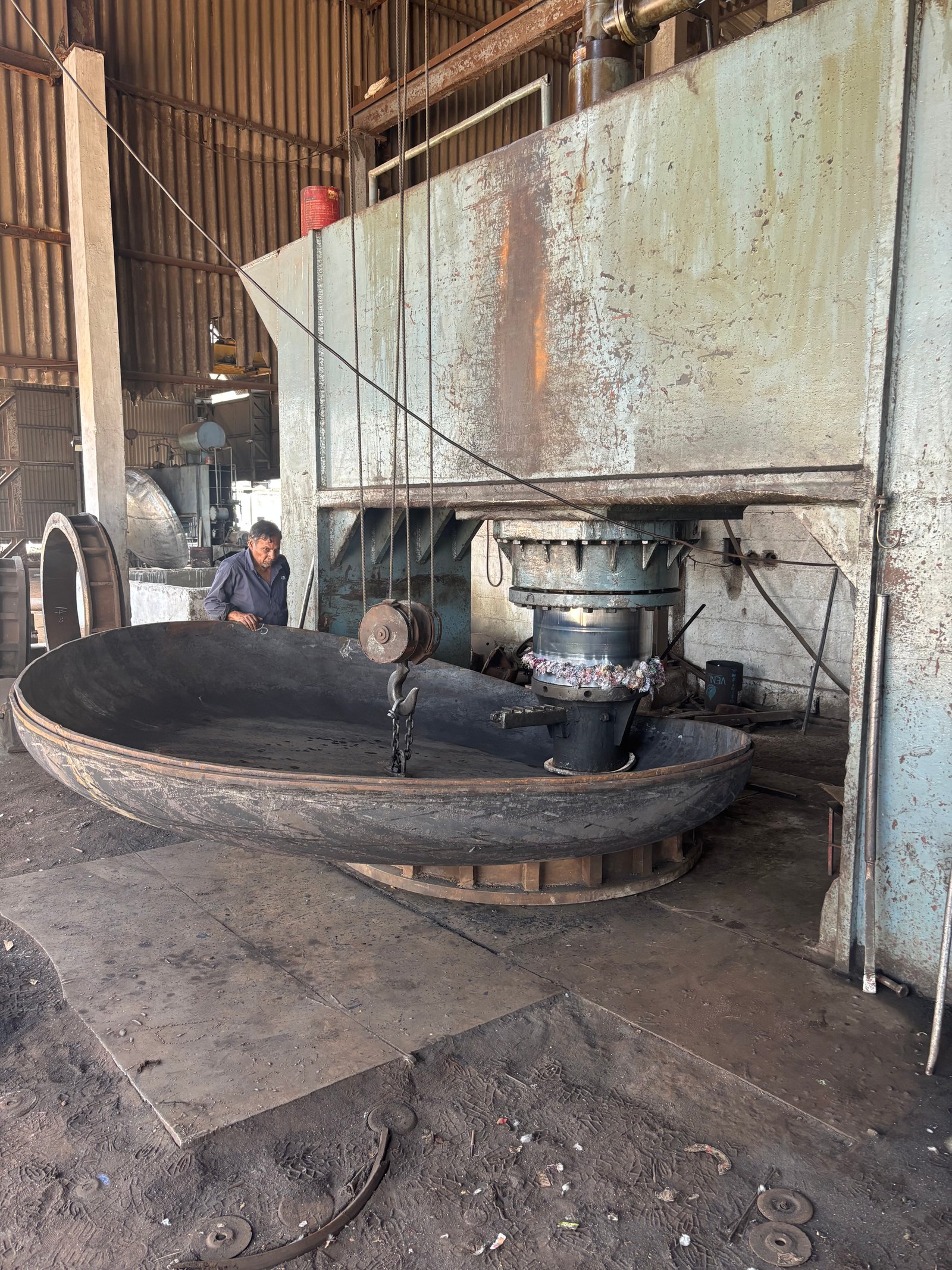 Hydraulic press forming a dished end